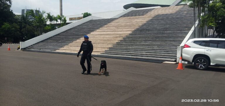 POMDAM JAYA Libatkan K9 SATLAK GAKKUMWAL PAM UNRAS di Gedung MPR DPR RI