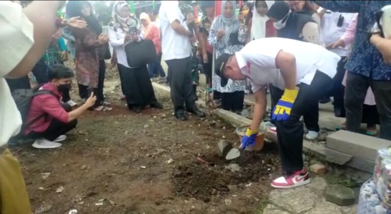 Plt Walikota Bekasi Lakukan Peletakan Batu Pertama Pembangunan Lahan Dan Kantor KWT Makmur Sejahtera