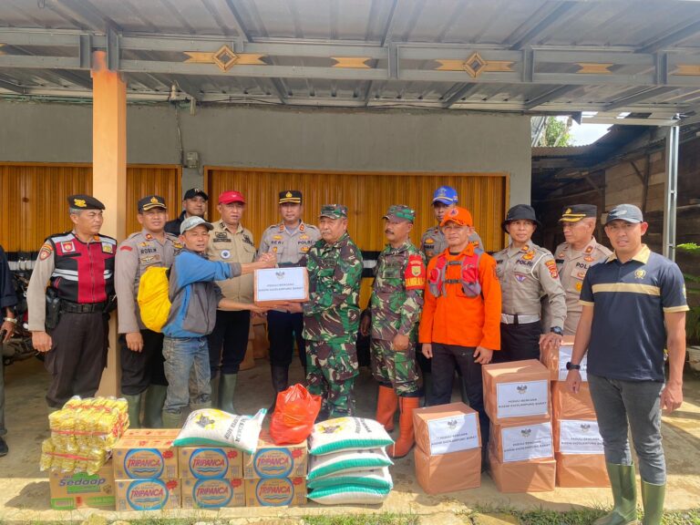 Pasca Bencana Longsor di Lambar, Kapolres Bersama Stakeholder dan Relawan Berikan Bantuan Makanan dan Obat-Obatan