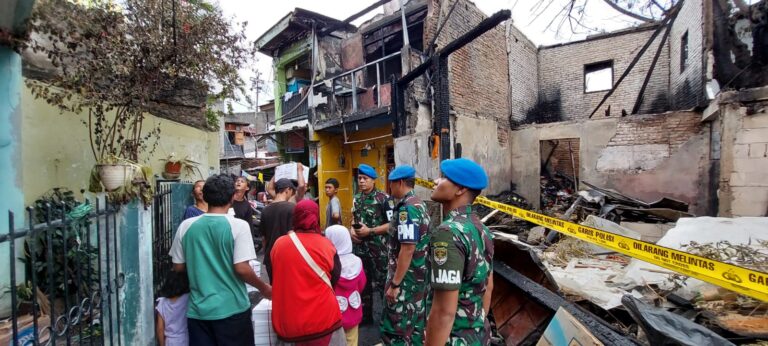 Pomdam Jaya Berikan Bantuan Kepada Korban Kebakaran