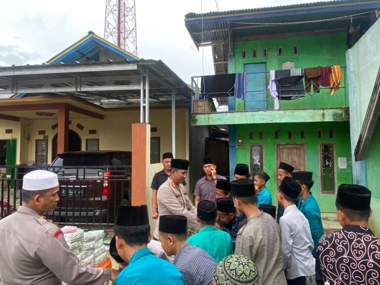 Datangi Pondok Pesantren, Kapolres Lampung Barat Berikan Nasi Kotak dan Takjil