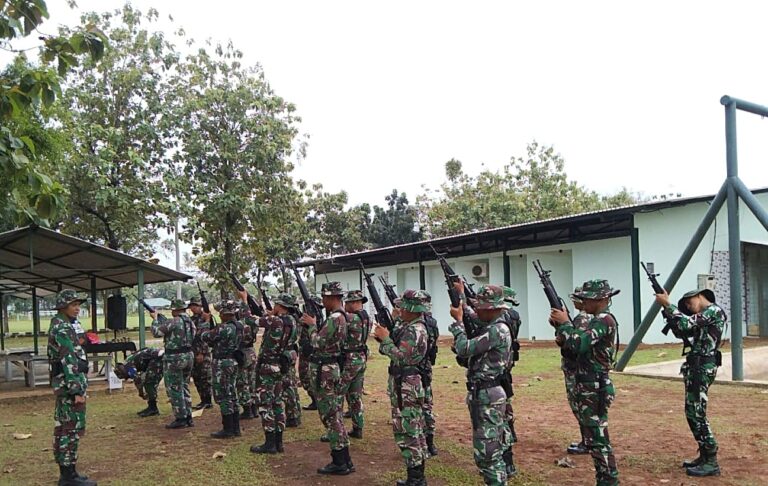 Asah Kemampuan Insting Yonif Mekanis 202/Tajimalela Laksanakan Latihan Menembak Senjata Ringan