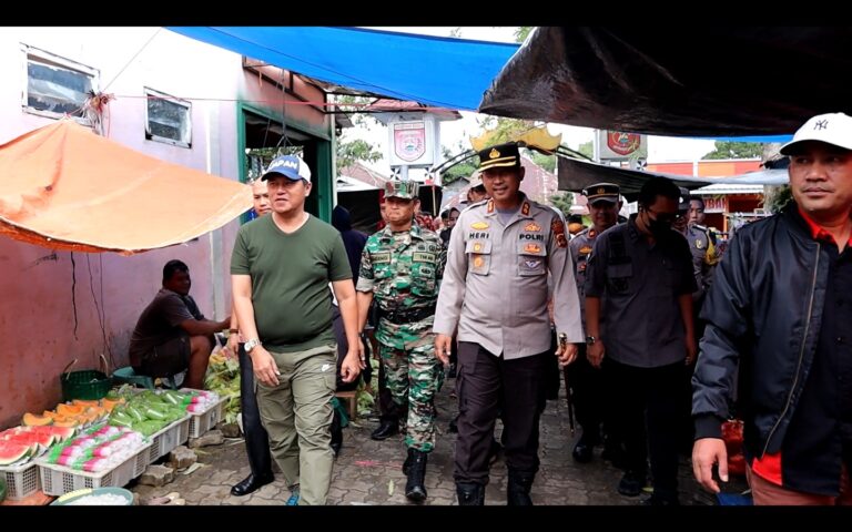 Kapolres bersama Bupati Lampung Barat sidak ke pasar dan gudang sembako