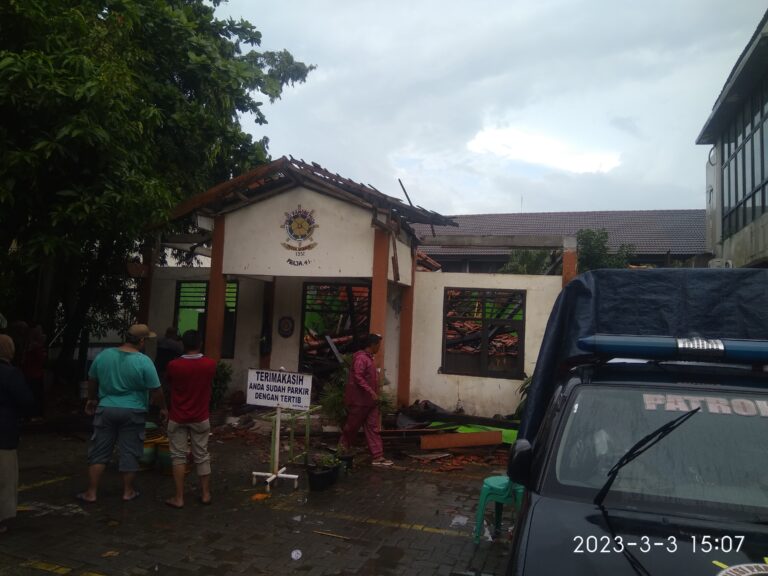 Waduh……Atap Mako Satpol PP Bekasi Timur Ambruk Total