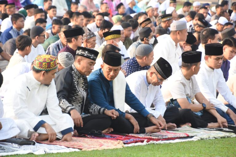 Bersama Pangdam Jaya, Danrem 052/Wkr Shalat Idul Fitri di Lapangan Makodam Jaya