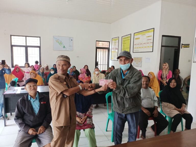 Peratin Pekon Kerang Bagikan BLT-DD Tahap I Tahun Anggran 2023 Kepada 30 KPM