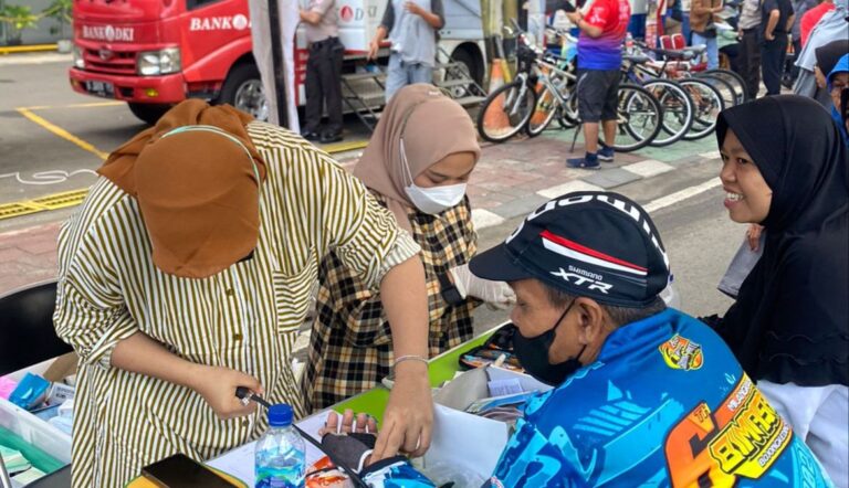 Jasa Raharja Jakarta Barat Bersama Mitra Samsat Melaksanakan SAMKEL Pada Hari Bebas Kendaraan Bermotor