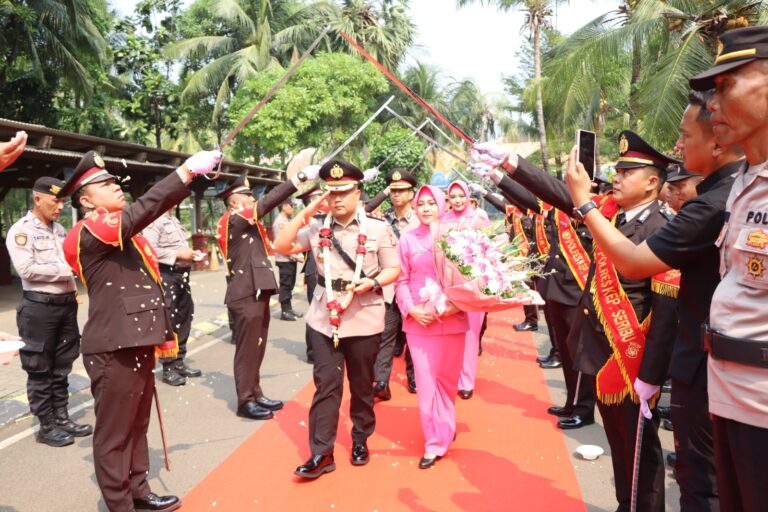 Sertijab Kapolres Kepulauan Seribu: AKBP Ary Sudradjat Menyerahkan Tongkat Kepemimpinan kepada AKBP Jarot Sungkowo dalam Upacara yang Sarat Tradisi