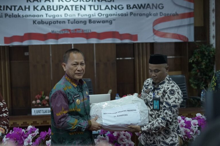 1.690 Bendera Merah Putih Akan Dibagikan Pj Tulang Bawang Bapak Drs Qudrotul Ikhwan ke Seluruh Masyarakat Kabupaten Tulang Bawang.