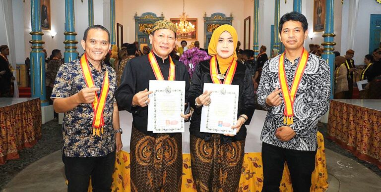 Pj Bupati Kabupaten Tulang Bawang Drs. Qudrotul Ikhwan, MM Dianugerahi Gelar Kanjeng Raden Tumenggung