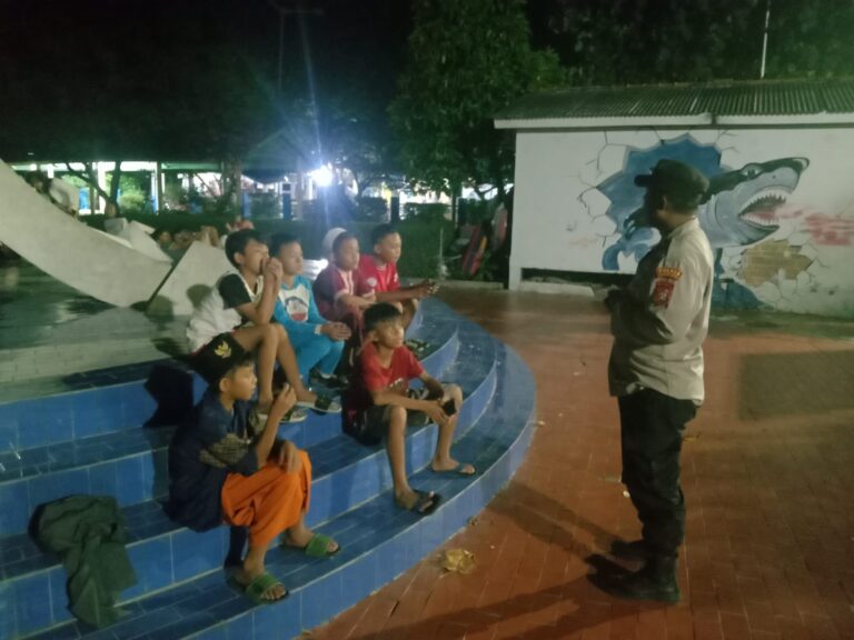 Polsek Kepulauan Seribu Selatan Gelar Patroli Malam Dialogis Ciptakan Kondisi Aman