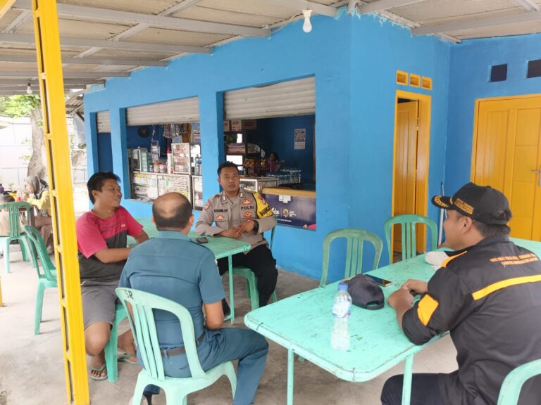 Bhabinkamtibmas Pulau Pari Jalin Silaturahmi dengan Toga, Tomas, dan Toda di Pulau Pari