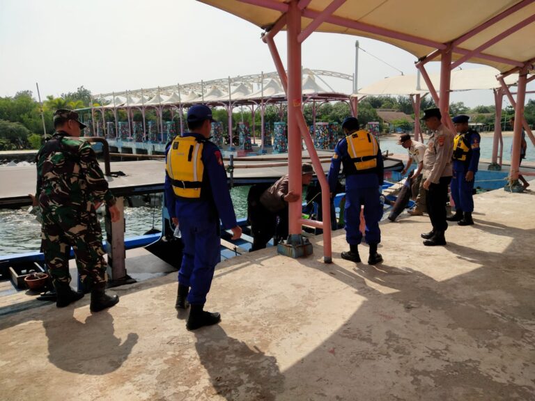 Polsek Kepulauan Seribu Selatan Memastikan Kedatangan Kapal Penumpang di Pulau Untung Jawa Berlangsung Aman dan Nyaman