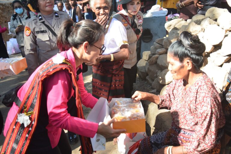 Ketum Bhayangkari Berikan Bantuan Kepada Anak Stunting di Desa Reruwairere