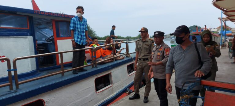 Polsek Kepulauan Seribu Utara dan Satpol PP Pulau Kelapa Amankan Kedatangan Kapal Penumpang dengan Pelayanan Humanis