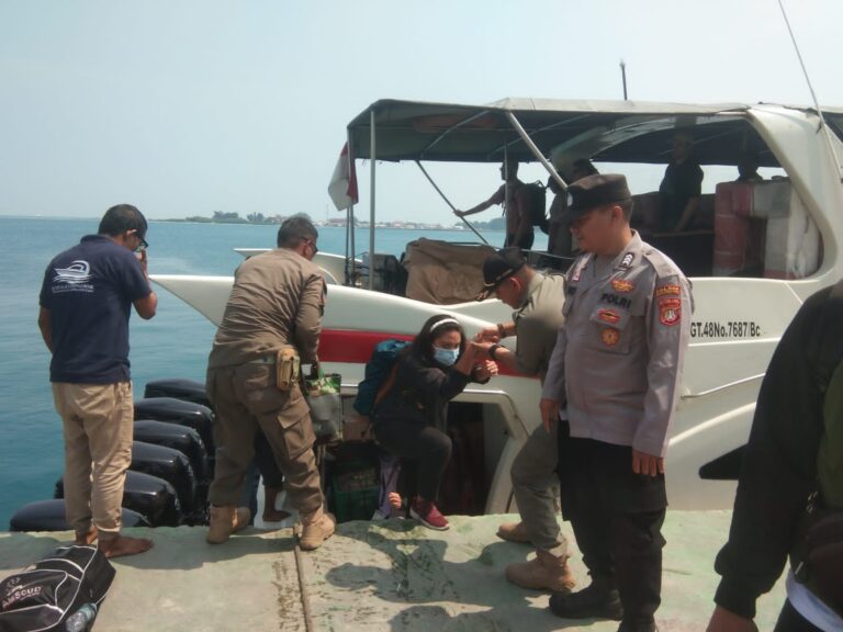Polsek Kepulauan Seribu Utara Amankan Dermaga di Pulau Pramuka Berikan Pelayanan Humanis untuk Penumpang Kapal
