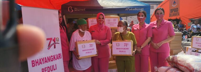 Ibu-ibu Bhayangkari Sambangi Lokasi Penampungan Pengungsi Korban Kebakaran di Penjaringan Jakut*