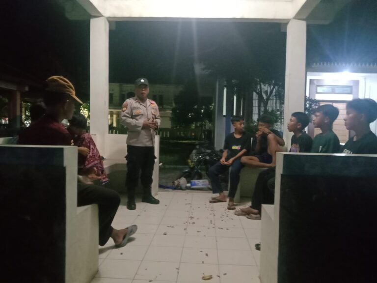 Polsek Kepulauan Seribu Selatan Gelar Patroli Malam Sambang dan Berikan Himbauan Pencegahan Kenakalan Remaja