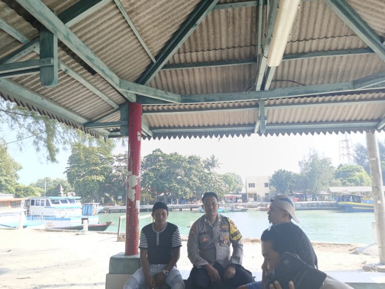 Bhabinkamtibmas Pulau Pari Berikan Himbauan Pencegahan Tindak Pidana Perdagangan Orang kepada Warga