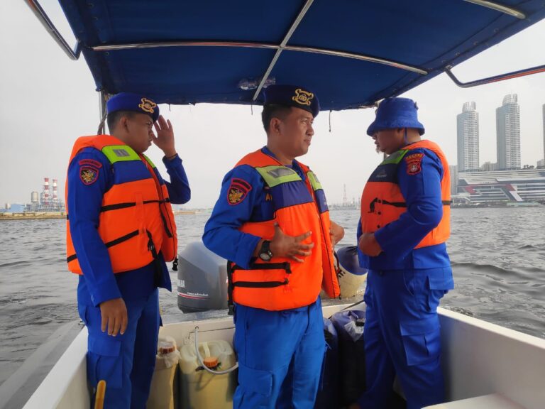 Team Patroli Satpolair Polres Kepulauan Seribu Ciptakan Kamtibmas di Pulau Ayer dengan Giat Patroli Sambang”