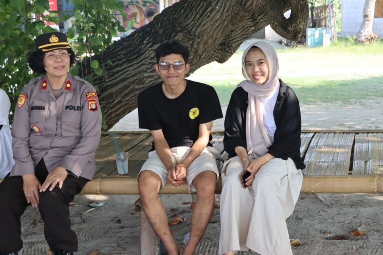 Srikandi Polres Kepulauan Seribu Ciptakan Kemanan dan Kenyamanan Wisatawan Melalui Jumat Curhat di Pulau Tidung