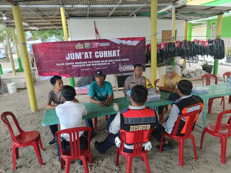 Bhabinkamtibmas Pulau Pari Menjadi Pendengar Setia Keluhan Masyarakat Dalam Giat Jumat Curhat