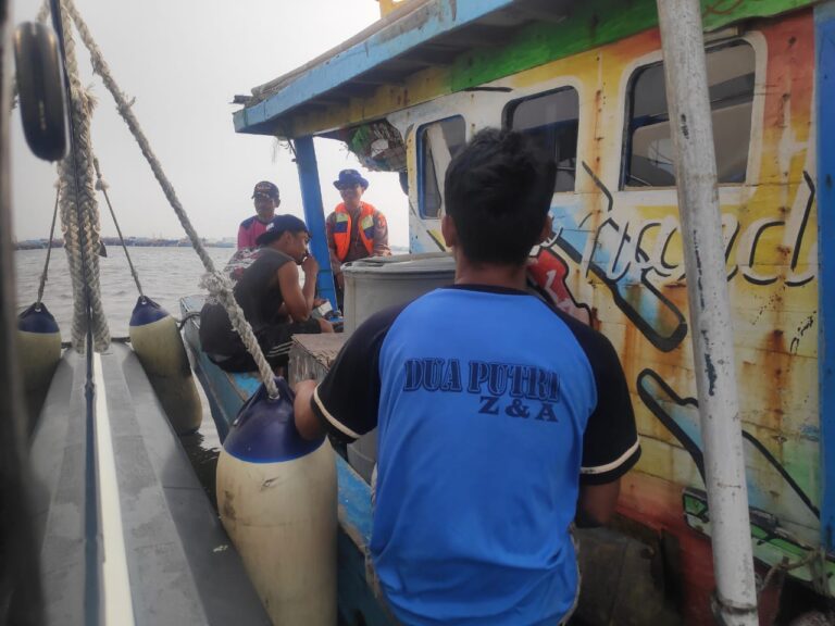 Team Patroli Satpolair Polres Kepulauan Seribu Himbau Nelayan Pulau Ayer untuk Prioritaskan Keselamatan dan Waspada Terhadap Cuaca Ekstrem