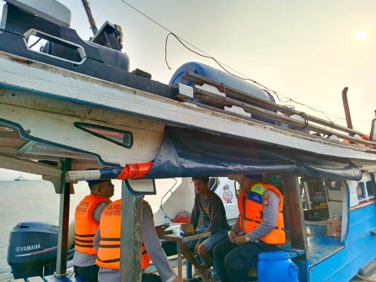 Tim Patroli Laut Satuan Polair Polres Kepulauan Seribu Sambangi Nelayan di Perairan Pulau Untung Jawa untuk Himbau Keselamatan Berlayar
