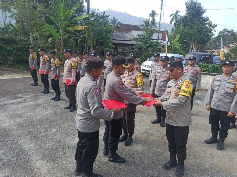 Melalui Bhabinkamtibmas, Polsek Sumber Jaya bagikan bendera kepada masyarakat
