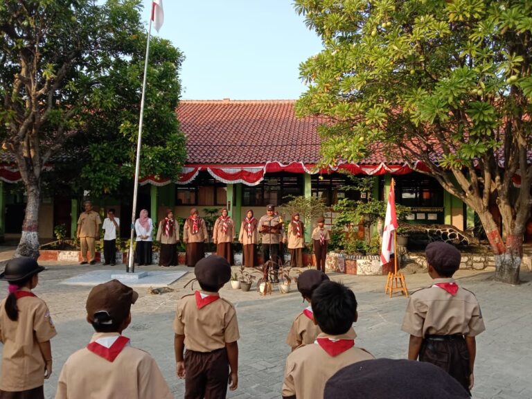 Briptu Andika Fajar Memimpin Upacara Peringatan Hari Pramuka ke-62 di SDN 03 PG Pulau Tidung