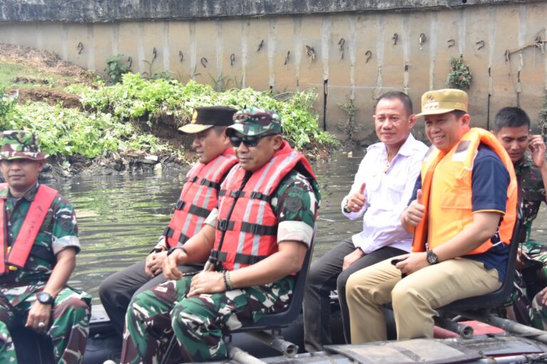 Pangdam Jaya, Kapolda Metro Jaya dan Walikota Jakarta Utara Gerebek sampah bersih-bersih Kali Ciliwung Kalijodo