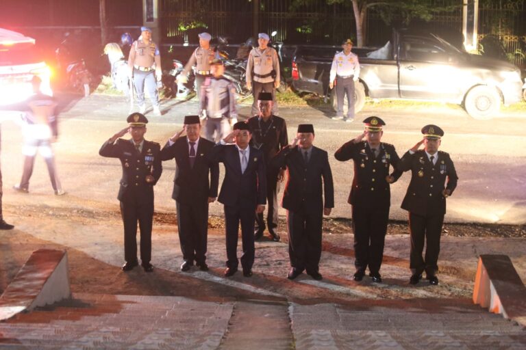 Kapolres Lambar beserta personil ikuti Upacara Renungan suci di Taman Makam Pahlawan