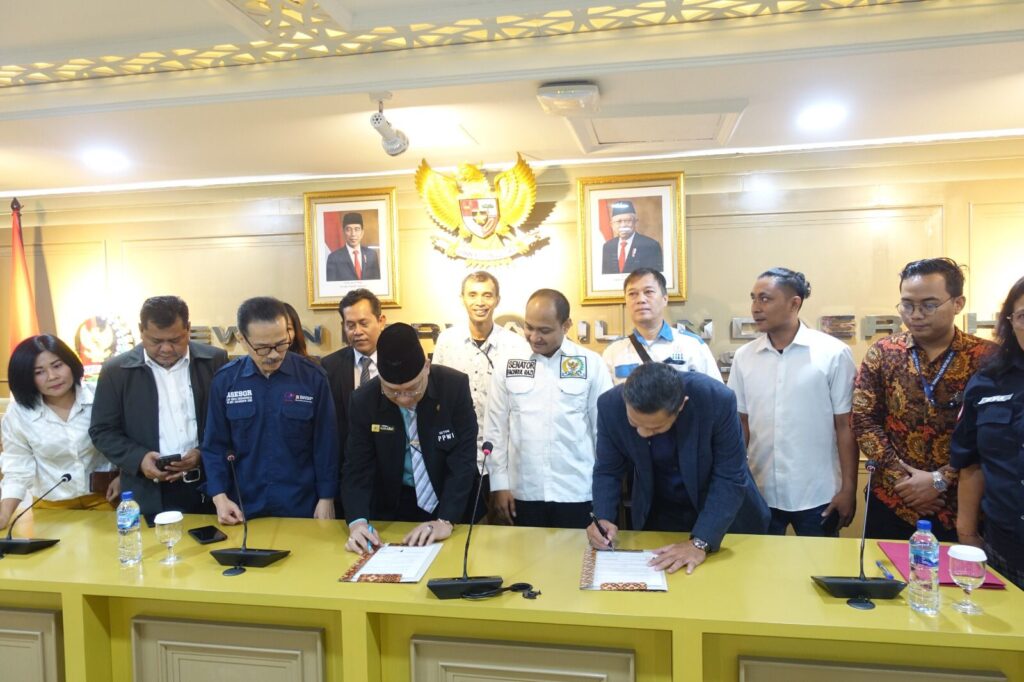 Foto : Ketum PPWI Wilson Lalengke dan Ketua LSP Pers Indonesia, berfoto bersama Menkominfo RI Budi Arie dan Ketua Komite I DPD RI Fachrul Razi usai rapat Menkominfo dengan Komite I DPD RI, Selasa (19/9/2023).