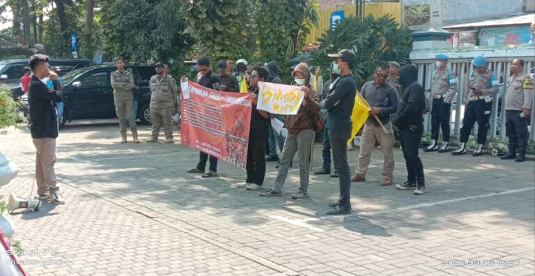 DPC Laki Gelar Aksi Sambil Bawa Spanduk Bertuliskan “Rapihkan Tikus-Tikus BMSDA”