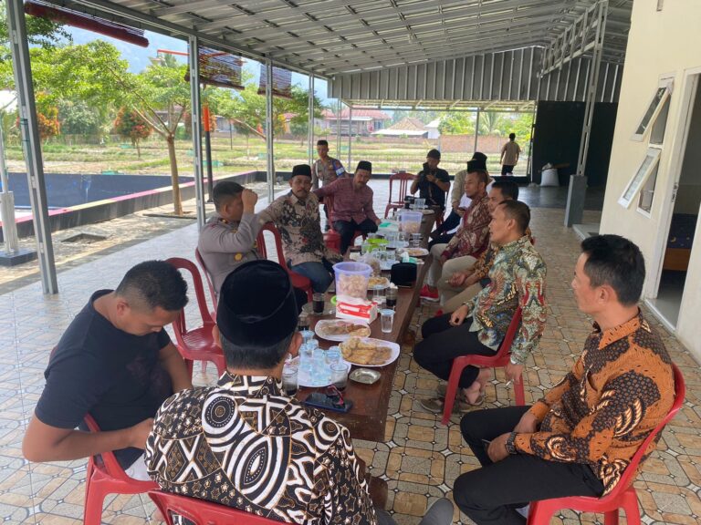 Mendengar keluhan dan saran masyarakat saat Jum’at curhat, Wakapolres siap tingkatkan pelayanan