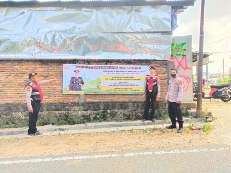 Antisipasi Karhutlah, Polsek Jajaran Polres Lampung Barat Pasang Baner Imbauan di tempat Strategis