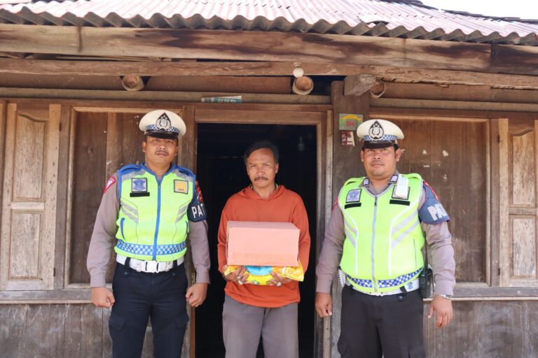 Jum’at Berkah” peduli kepada warga Sat Lantas polres Lampung barat bagikan sembako