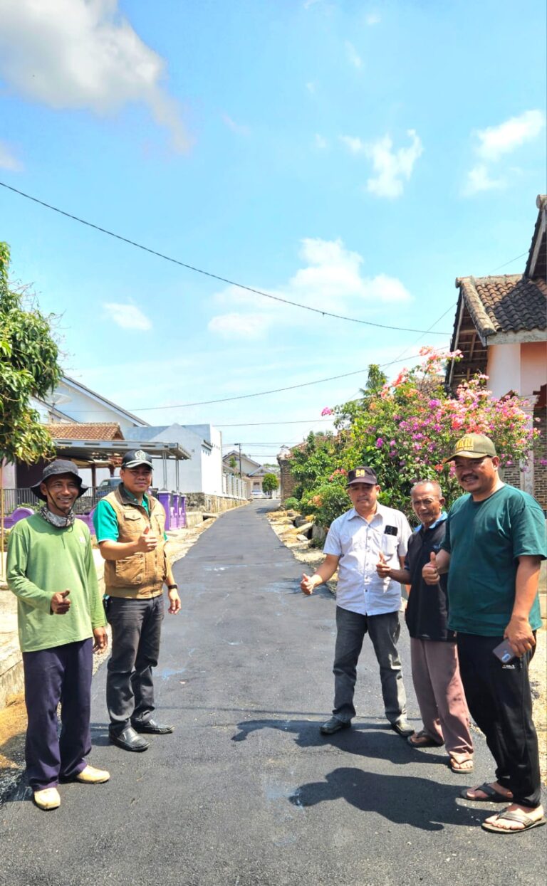 DPRD dari Fraksi PPP Kabupaten Tanggamus Irsi Jaya S.H Monitoring Peningkatan Jalan di Sidomuncul Pekon Pulau Panggung