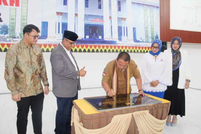 Gubernur Arinal Tandatangani Prasasti Peresmian GSG UMITRA Kampus BA