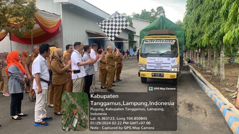 PJ Bupati Tanggamus Bagi Bantuan Pangan Beras di Kecamatan Pugung