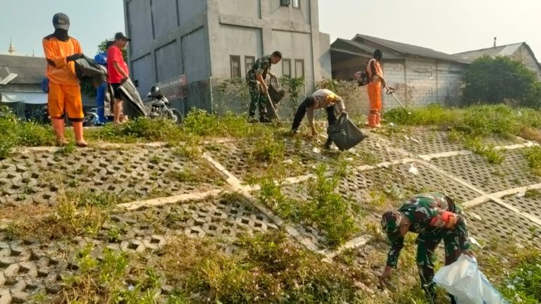 Karya Bhakti Koramil Cipayung Bersama Dinas SDA dan PPSU Bersihkan Waduk Situ Munjul