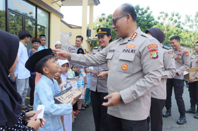 Polres Jakut Beri Santunan dan Makan Siang Gratis bagi Anak Yatim