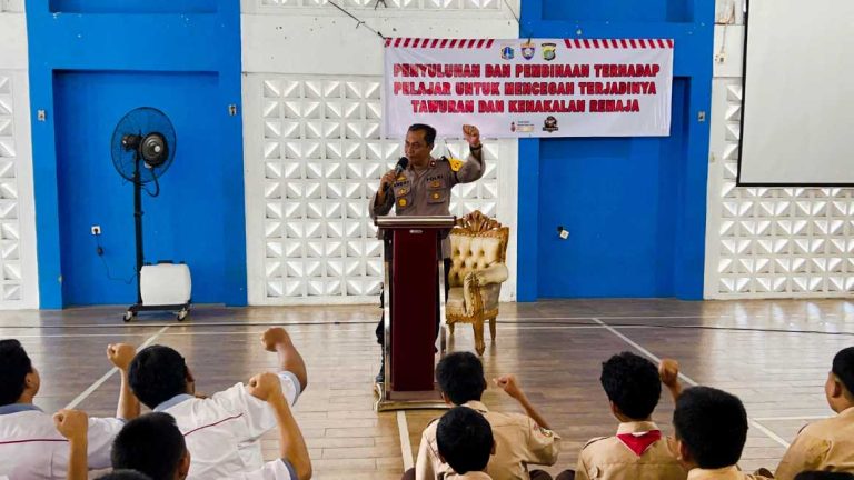 Kapolsek Koja Gelar Penyuluhan di SMK Cikini dalam Program “Police Go to School”