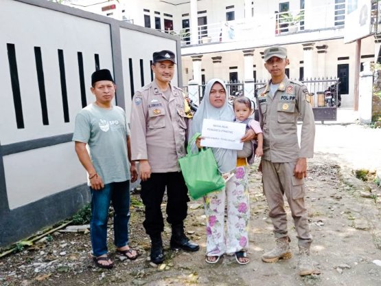 Bhabinkamtibmas Sebagai Bapak Asuh Anak Stunting Penyaluran Giat Santun/Bantuan Desa Tapos l, Kec. Tenjolaya