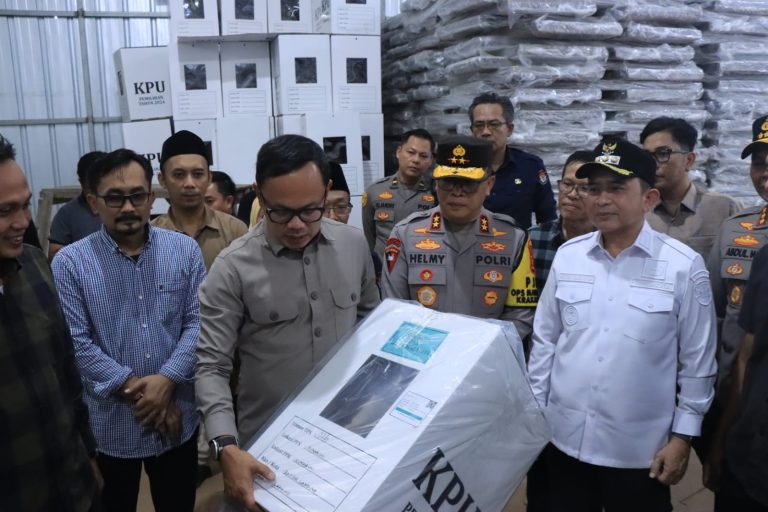 Dampingi Wamendagri, Kapolda Lampung Pastikan Kesiapan dan Keamanan Gudang Logistik KPU