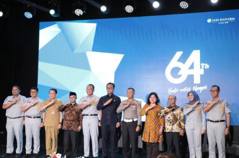 Dirjen Bina Keuangan Daerah Kemendagri Agus Fatoni, Terima Penghargaan Dan PIN Emas Dari Menteri BUMN