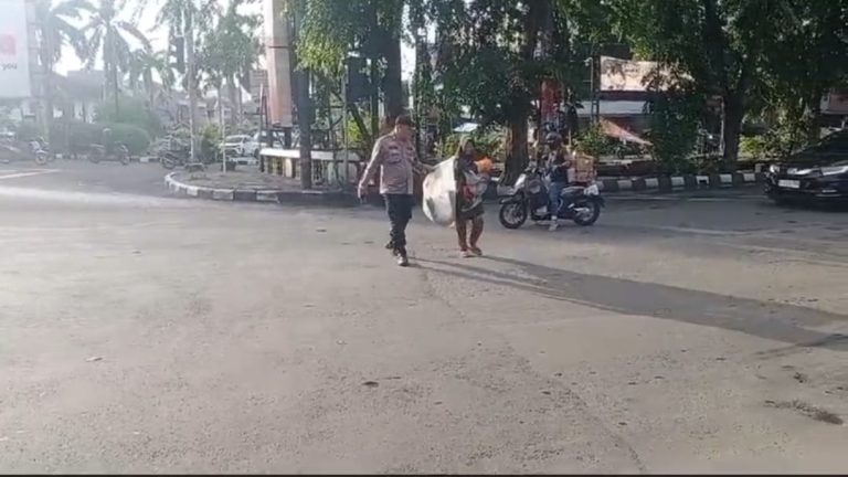 Bhabinkamtibmas Polsek Kelapa Gading Bantu Ibu dan Anak Menyebrang di Tengah Padatnya Lalu Lintas