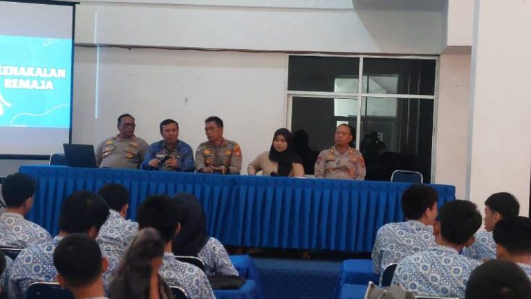Mahasiswa dan Kepolisian Bersinergi dalam Program Mengajar serta Deklarasi Anti-Tawuran di SMK Cikini