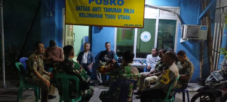 Bhabinkamtibmas Tugu Utara Sambangi Pos PAM Ramadan RW 04, Antisipasi Tawuran dan Jaga Kamtibmas