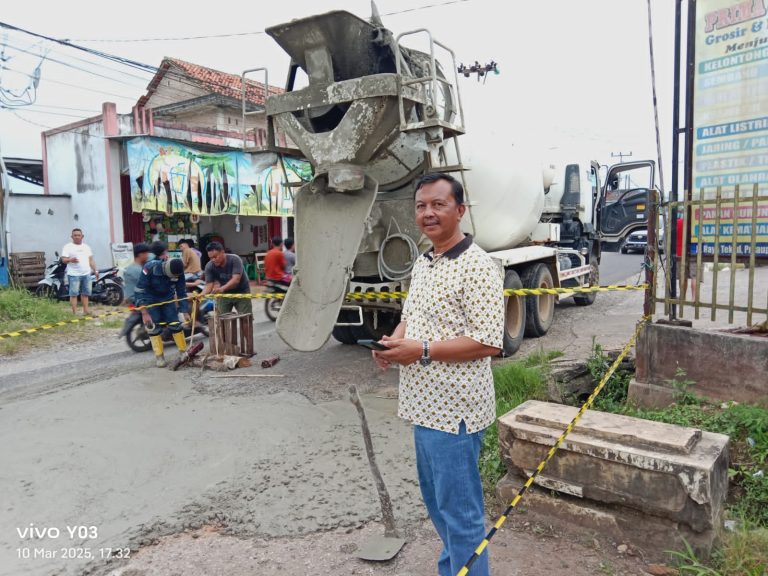 Mantan Kades Pekon Tekad Perbaiki Jalan Rusak dengan Dana Pribadi